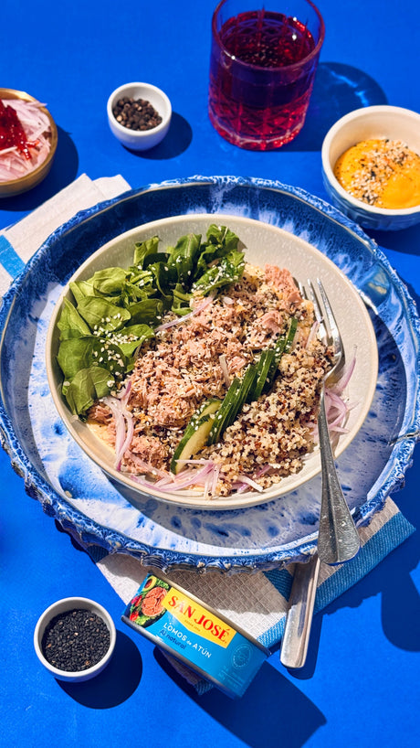 Prepara una fresca ensalada de quinoa con hummus y atún, una receta nutritiva, fácil y llena de sabor. Encuentra todos los ingredientes en Nutrisco Market y disfruta una opción saludable para cualquier ocasión.