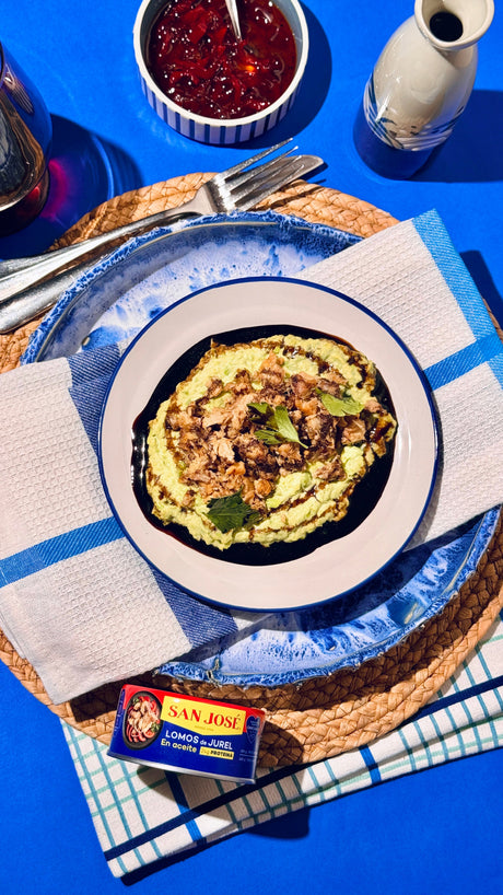 Prepara unos deliciosos lomos de jurel a la mantequilla y ajo con un suave puré de habas. Encuentra todos los ingredientes en Nutrisco Market y disfruta una receta gourmet fácil de preparar.