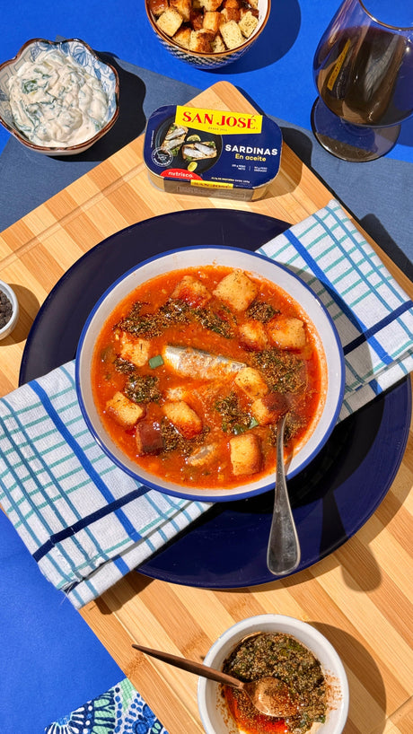 Disfruta una reconfortante sopa colorada de sardinas con crutones y pebre seco. Encuentra todos los ingredientes en Nutrisco Market y prepara una receta llena de sabor y tradición.