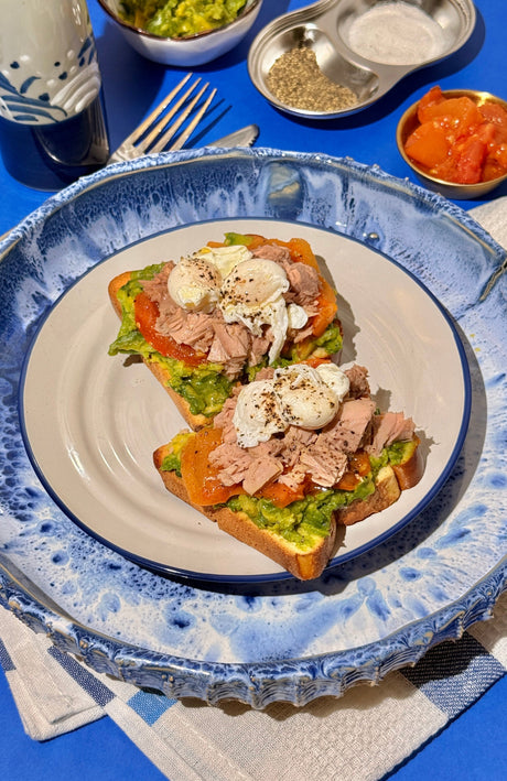 Prepara una deliciosa tostada de pan brioche con palta, atún, tomates confitados y huevo de codorniz pochado. Encuentra todos los ingredientes en Nutrisco Market y disfruta una receta fácil, gourmet y llena de sabor.